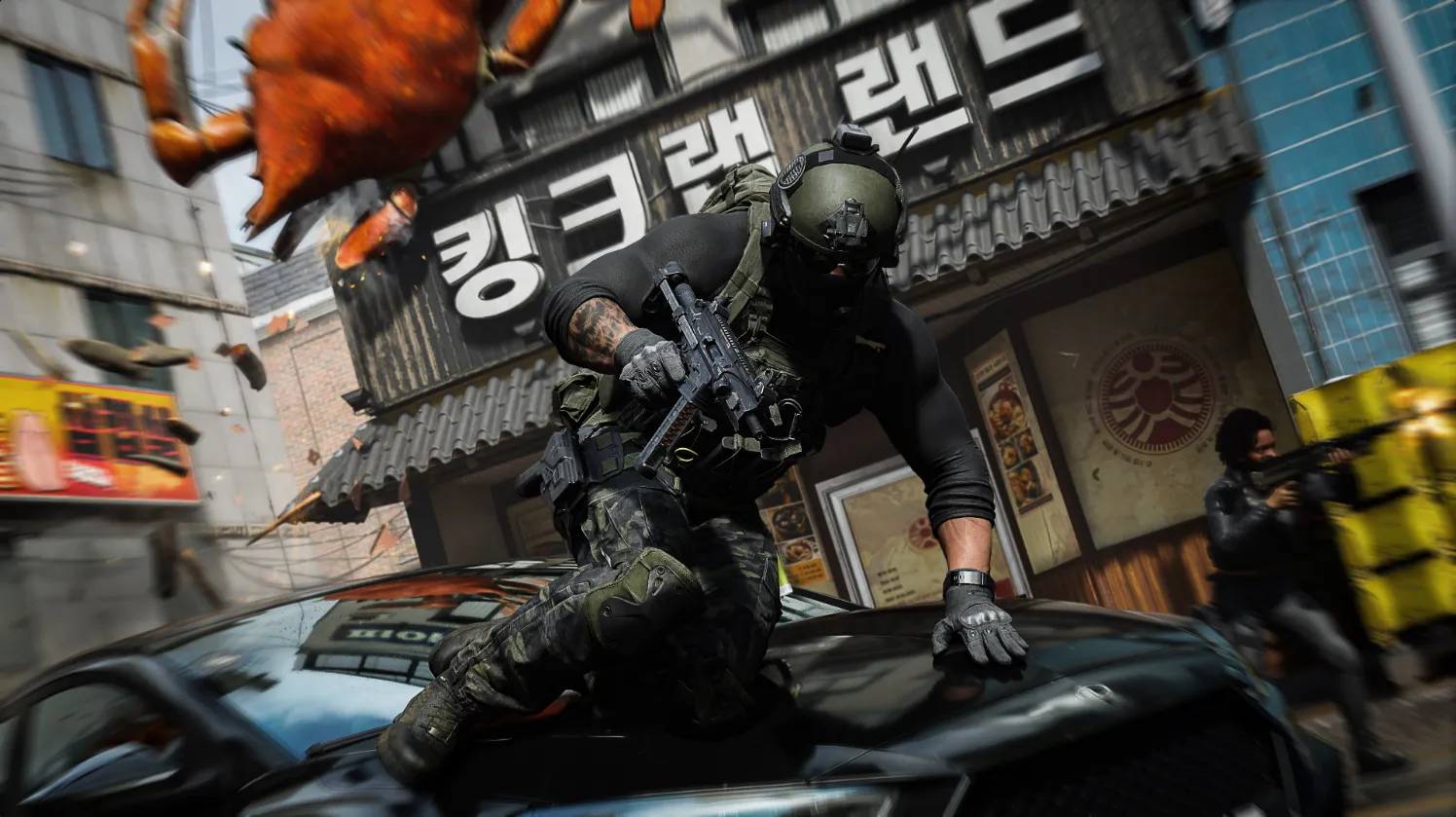 한글 간판 '킹크랩랜드'가 보이는 한국 거리에서 군인이 차량 보닛을 넘는 예고편 장면